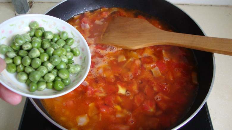 茄汁培根焗水管面,加水，放入豌豆煮熟，把汤汁收浓一点