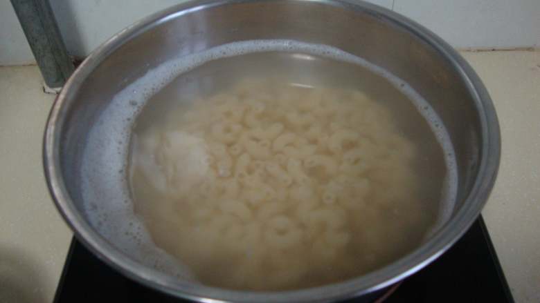 茄汁培根焗水管面,水管面加盐煮好