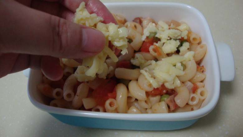 茄汁培根焗水管面,盛入烤碗内，撒马苏，微波炉高火打一分钟即可