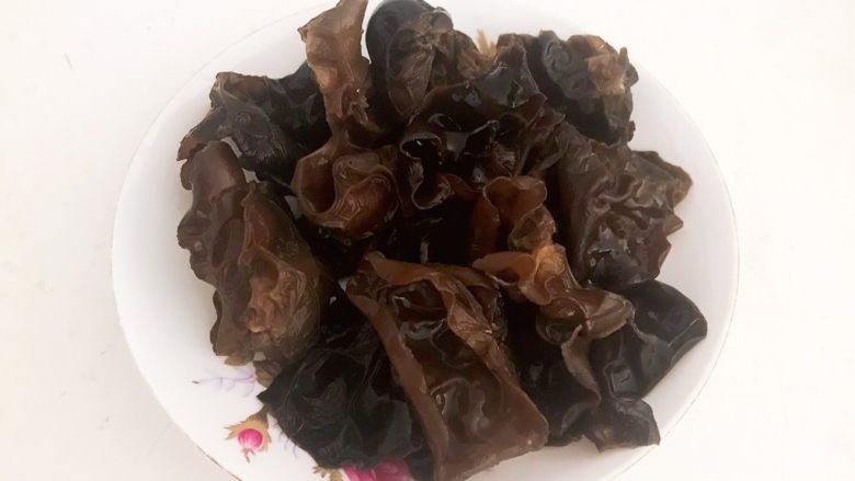 10分钟快手菜 毛葱木耳炒腊肉,把泡发好的木耳清洗干净