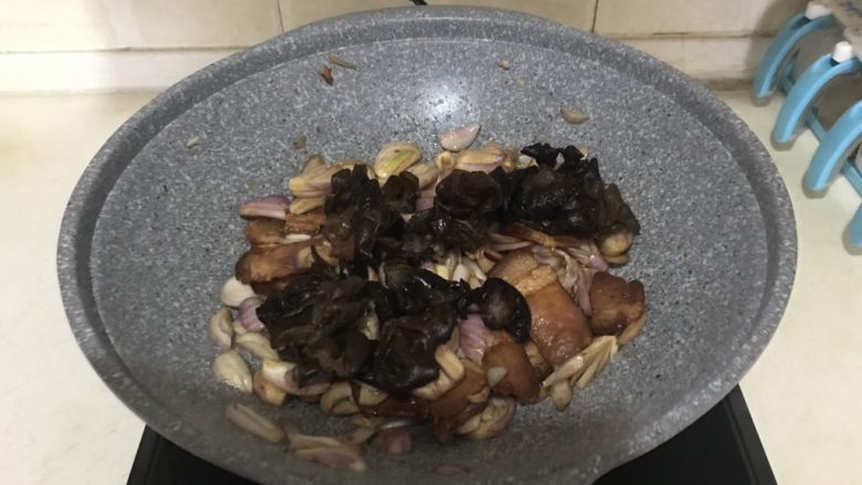 10分钟快手菜  毛葱木耳炒腊肉,加入木耳