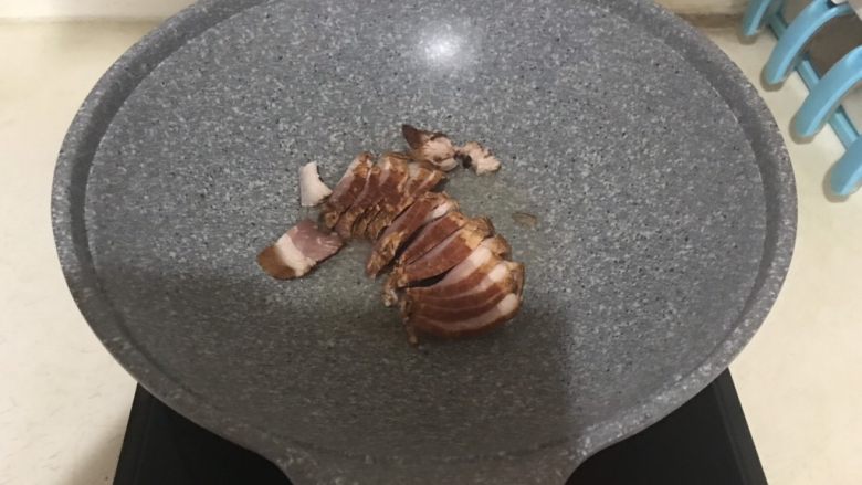 10分钟快手菜 毛葱木耳炒腊肉,油烧热后加入假如腊肉