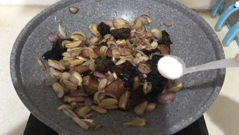 10分钟快手菜 毛葱木耳炒腊肉,翻炒均匀,加入精盐