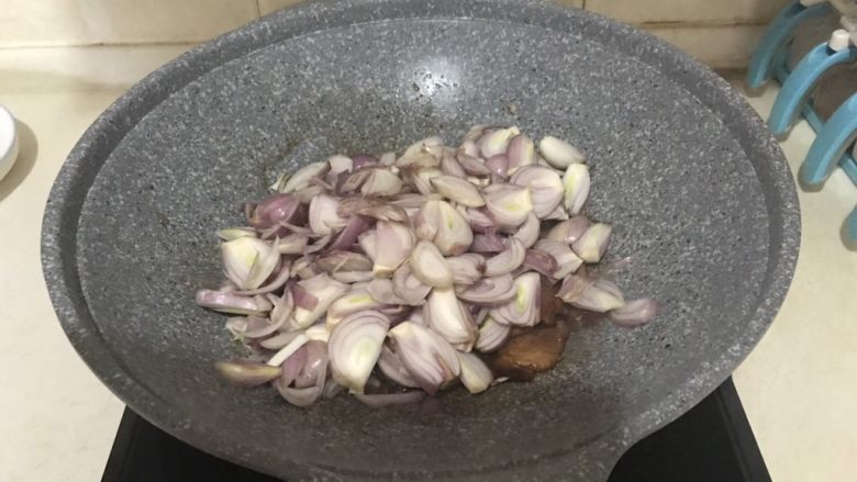 10分钟快手菜 毛葱木耳炒腊肉,加入圆葱