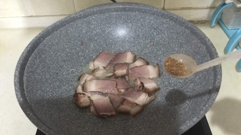 10分钟快手菜 毛葱木耳炒腊肉,反超均匀,加入<a style='color:red;display:inline-block;' href='/shicai/ 12043'>花椒粉</a>
