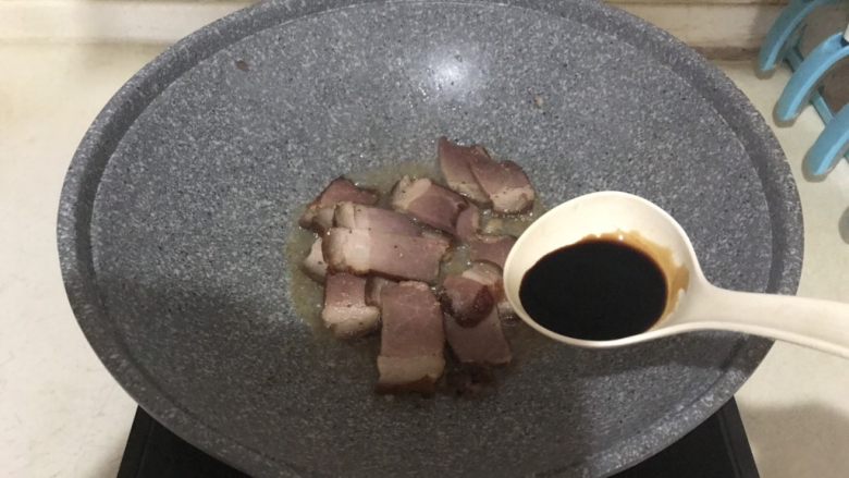10分钟快手菜 毛葱木耳炒腊肉,翻炒均匀后加入半勺<a style='color:red;display:inline-block;' href='/shicai/ 788'>生抽</a>