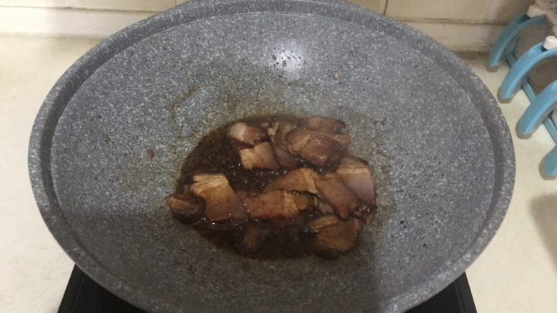 10分钟快手菜 毛葱木耳炒腊肉,翻炒均匀