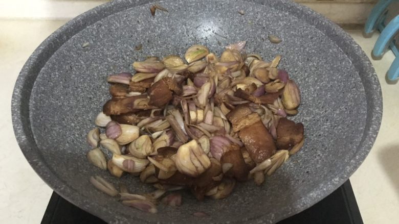 10分钟快手菜  毛葱木耳炒腊肉,翻炒均匀