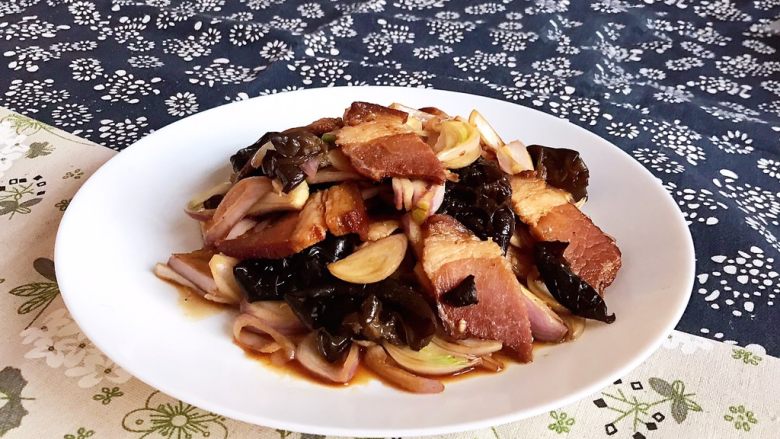 10分钟快手菜 毛葱木耳炒腊肉,喝酒下单都可以~