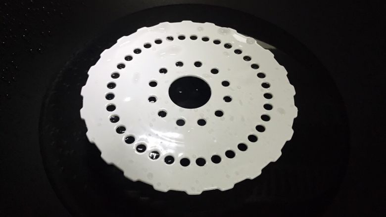 冰糖蒸香蕉(治咳嗽秘方),锅内入适量清水,放入蒸架