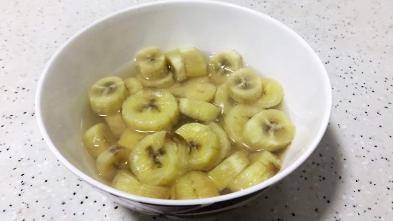 冰糖蒸香蕉(治咳嗽秘方),煮好之后稍微晾凉一下下