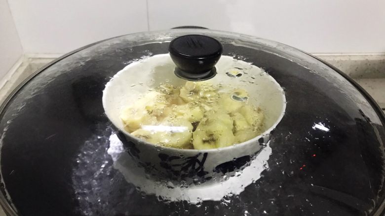 冰糖蒸香蕉(治咳嗽秘方),水开后转中小火,煮10分钟