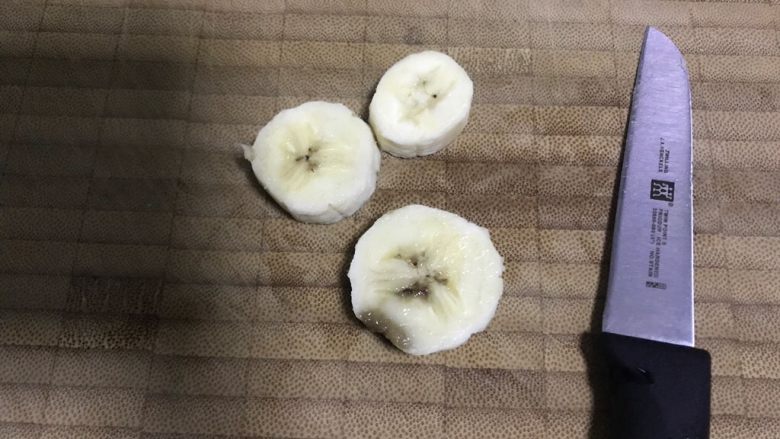 冰糖蒸香蕉(治咳嗽秘方),去皮,切成片