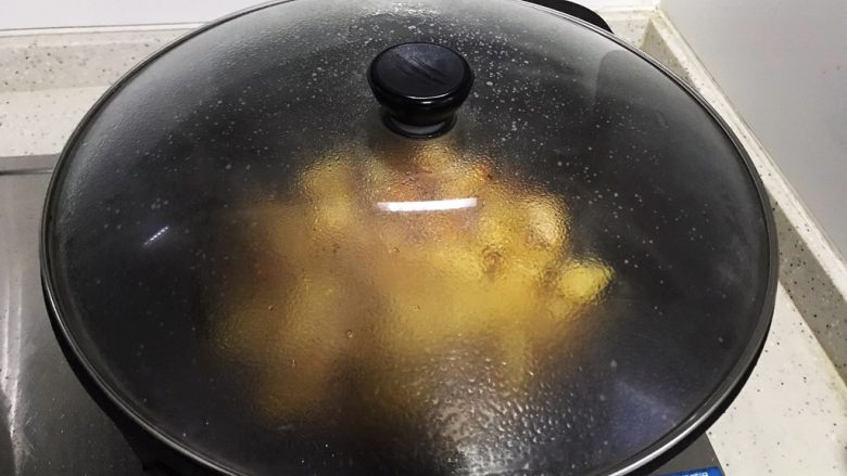 油焖冬笋,盖上锅盖,转小火,焖煮1分钟