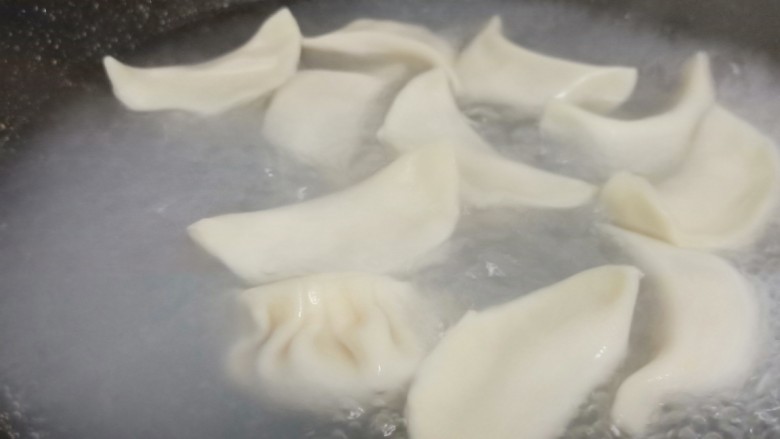 酸辣可口的【酸汤饺子】,等到饺子皮儿变得透明,那么就可以加入少量的清水压上一下,煮好的饺子更加的透亮、而且还十分的好吃。