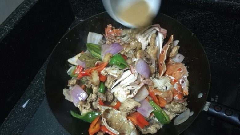 鸡蟹煲,把芡汁放入菜中,等它煮开