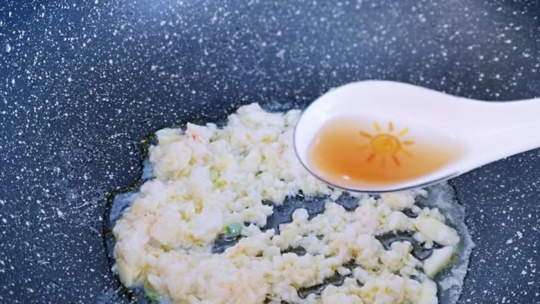 鳞虾木耳韭菜盒子,加入<a style='color:red;display:inline-block;' href='/shicai/ 718'>料酒</a>,快速翻炒30秒,关火出锅。