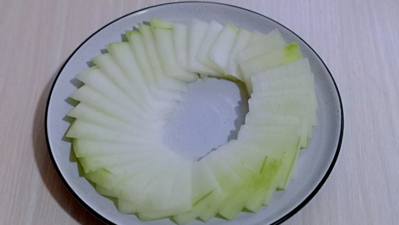 虾蓉蒸冬瓜,摆盘,记得中间留出空间哈,也可以根据个人喜欢,自由发挥。