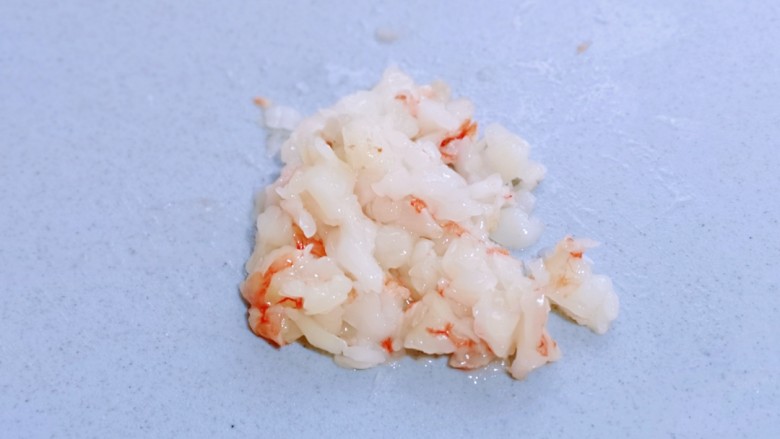 虾蓉蒸冬瓜,化冻的红虾去皮,去虾线,再切碎。