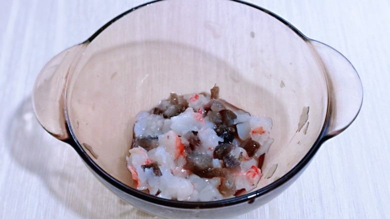 虾蓉蒸冬瓜,切好的海参及红虾放入玻璃器具中,加入<a style='color:red;display:inline-block;' href='/shicai/ 718'>料酒</a>,腌制10分钟。