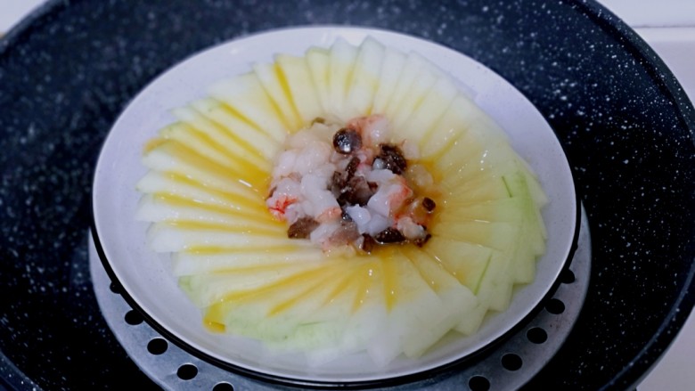 虾蓉蒸冬瓜,入蒸锅,隔水蒸,上汽后转中小火15分钟即可出锅。