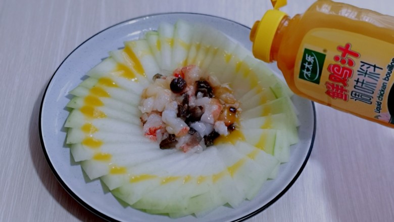 虾蓉蒸冬瓜,再挤上太太乐鲜鸡汁,无需做任何调味,挤上鸡汁即可。(味道出乎意料的美呦)