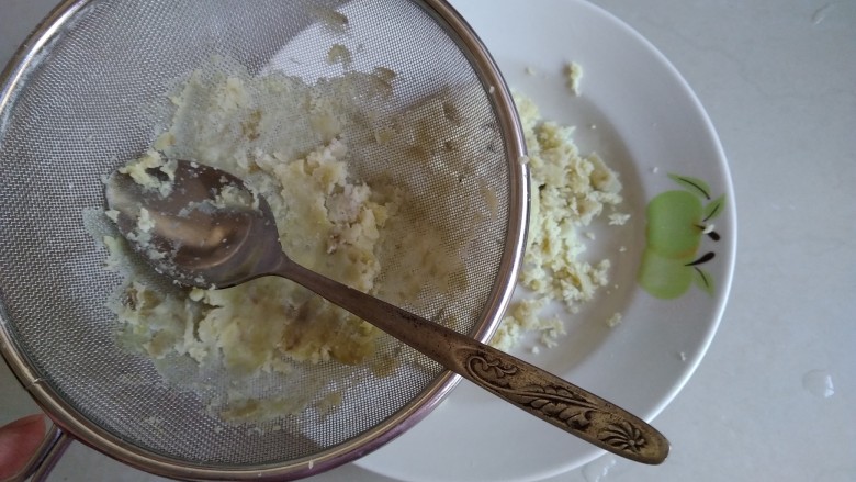 红薯饼干,压成泥,然后过筛