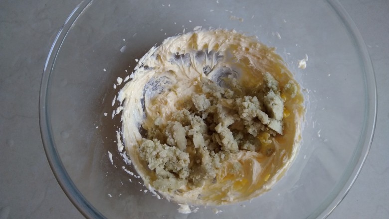 红薯饼干,黄油打发好后,倒入红薯泥