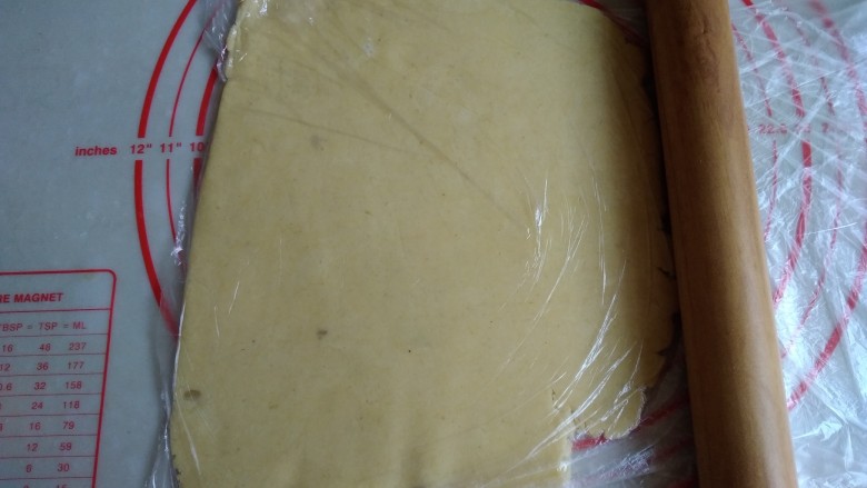 红薯饼干,隔着保鲜膜,擀成薄的面皮,放入冰箱冷藏松弛30分钟