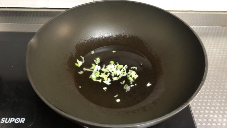 豆角焖饭,起锅热油,下葱花炒香