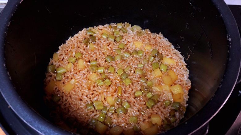 豆角焖饭,蒸熟后焖5分钟,开盖搅匀
