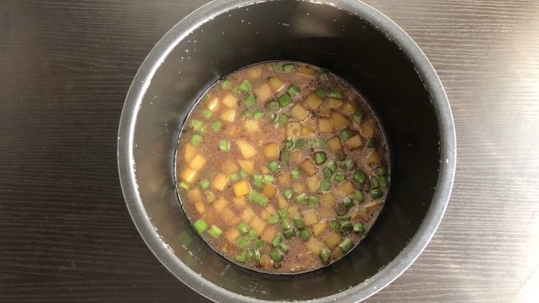 豆角焖饭,倒入电压力锅内胆中,加入平时蒸饭量的水即可
