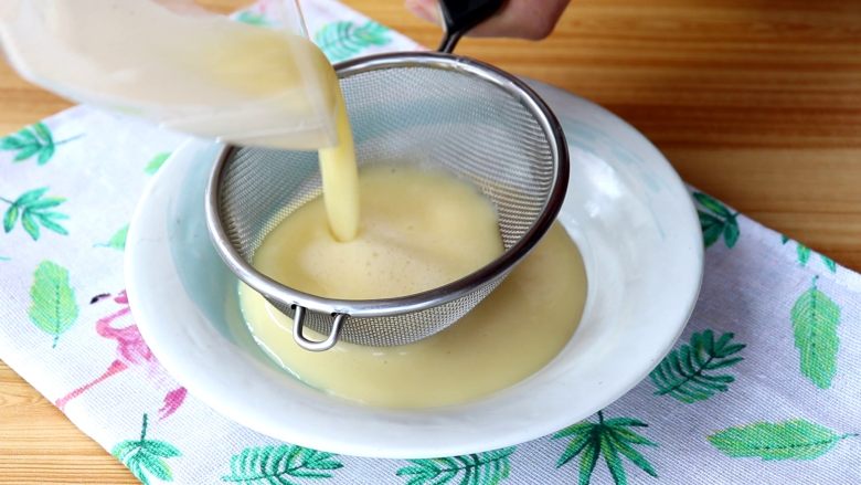 秋葵蒸蛋,过筛蛋液
tips:过筛蛋液是为了去除鸡蛋浮沫和未打散开的蛋清