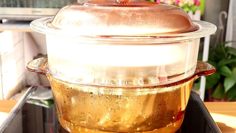 秋葵蒸蛋,大火烧开,改小火,慢蒸熟即可
tips:一定要小火蒸,否则鸡蛋会出现蜂窝状,那样子蛋羹就不嫩了