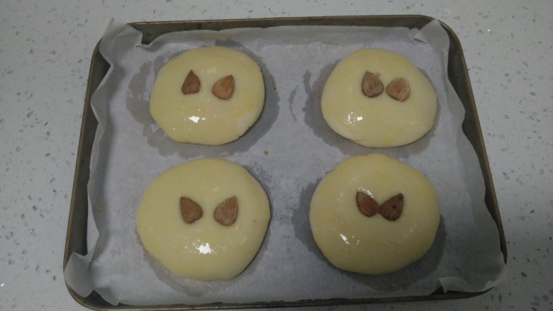 杏仁酥,均匀刷上<a style='color:red;display:inline-block;' href='/shicai/ 9'>鸡蛋</a>液,放上熟杏仁。