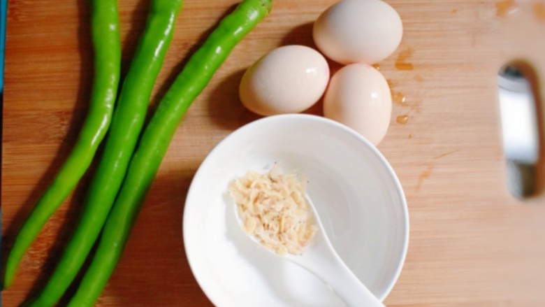 虾皮鸡蛋炒尖椒,准备食材。