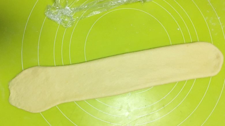 红薯吐司
,用擀面杖轻轻将面片擀宽一些,面片成厚度均匀即可,一侧的边缘擀的薄一些