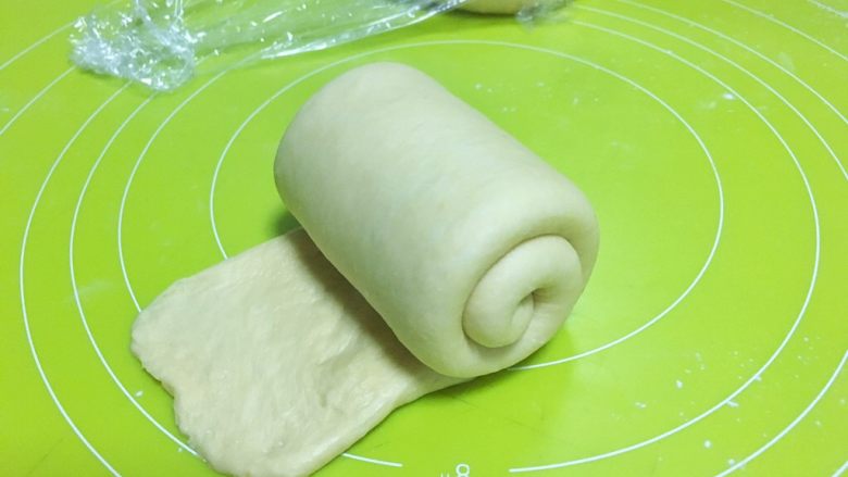 红薯吐司
,将面片轻轻卷起,一边擀的薄一点,卷起的时候边缘能够很好的贴合在一起
