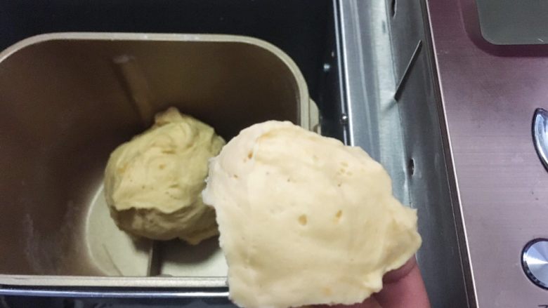 红薯吐司
,面包机启动揉面程序,将材料揉成面团,一个揉面程序为10分钟,揉好的面团切下一小块,横切面几乎无孔洞