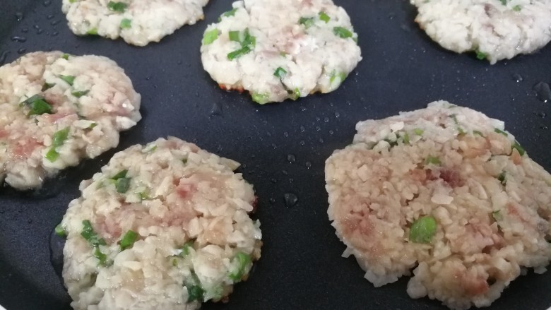 煎藕饼,将馅团压成饼,入锅,小火慢慢煎,