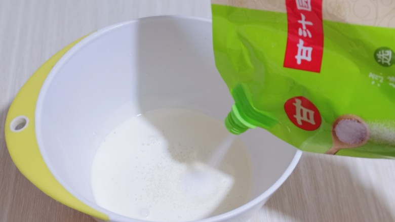 预热圣诞节~双色奶油蛋糕,将奶油倒入打蛋盆,加入幼砂糖,电动打蛋器打8分发即可。