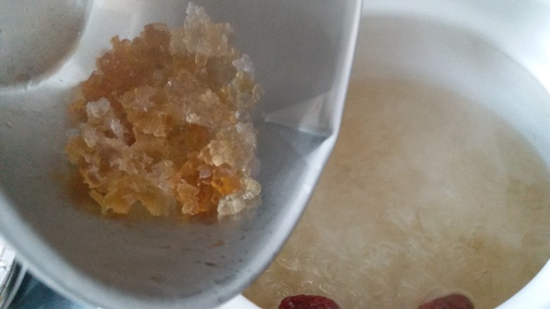 超级拉丝红枣桃胶银耳汤,加入红枣煮半个小时后再加入桃胶,再煮半个小时。