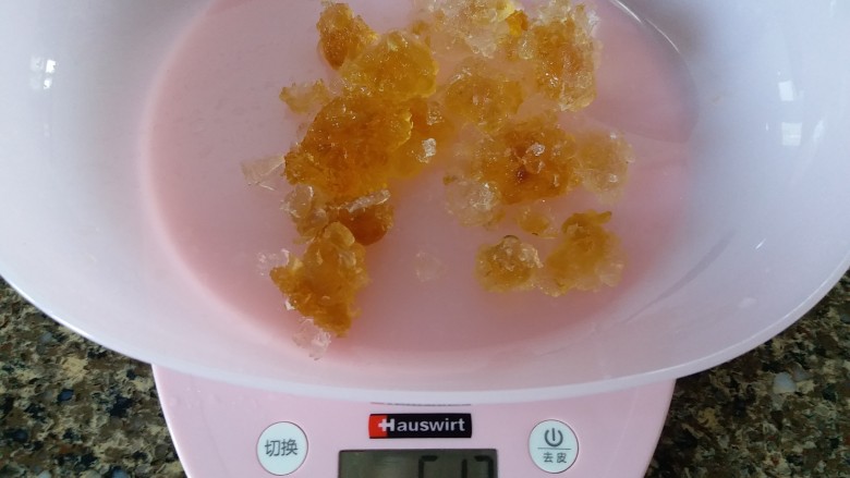 超级拉丝红枣桃胶银耳汤,桃胶中途换水,清洗杂质。泡发的桃胶有60多克了