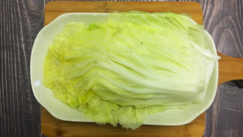 金玉白菜卷,锅中烧水,将白菜叶稍微烫一下,等菜叶变软后迅速捞出沥干水备用