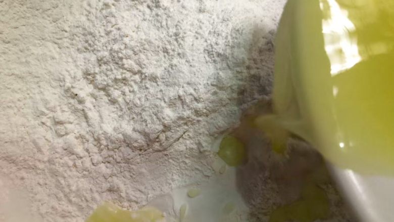 红糖姜汁丸子,把200g糯米粉放入大碗里,倒入过滤好的姜汁。