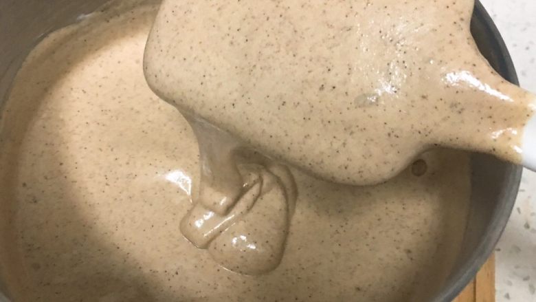 咖啡蛋糕卷,继续翻拌50次左右,蛋糕糊就完成了。