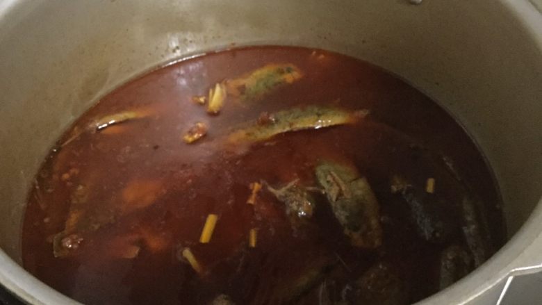 耙泥鳅,待高压锅里的气放完后,打开高压锅,加入豆腐。