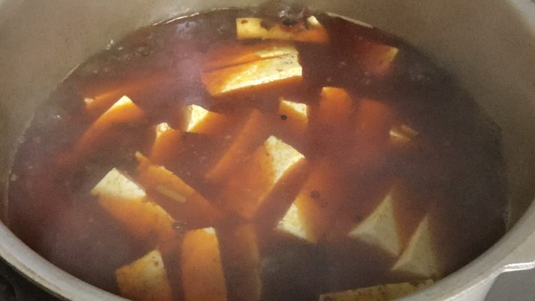 耙泥鳅,豆腐放入锅中煮开后转小火,加入适量的盐就可以出锅了。