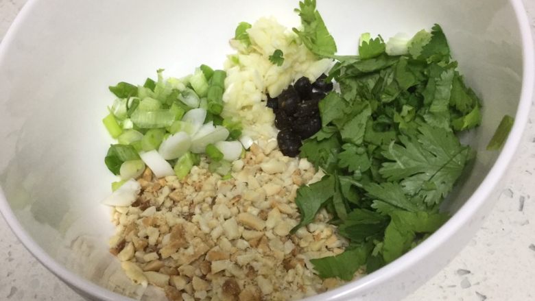 耙泥鳅,将熟花生碎,葱,蒜末,豆豉,香菜放入碗中。