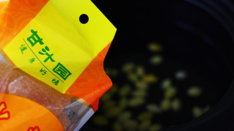 银杏冰糖酒酿鸡蛋羹,这个时候加入黄冰糖,喜欢用甘汁园的冰糖,因为它用的是土法熬糖工艺,能吃出小时候吃过的味道哟。
